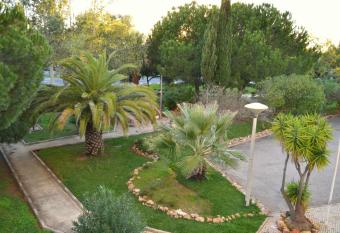 Parque das Amendoeiras allows 18 year olds to book a room