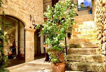 Un Patio en Luberon allows 18 year olds to book a room