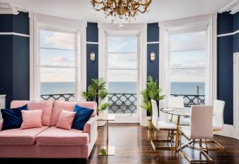 The Hollywood Apartment has Balcony rooms