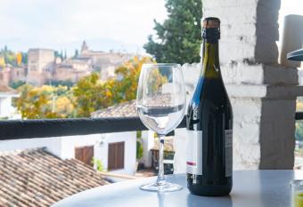 Carmen Aljibe de la Miel allows 18 year olds to book a room