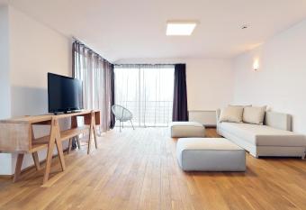 Living In Aparthotel allows 18 year olds to book a room