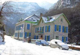Auberge La Caverne has Balcony rooms