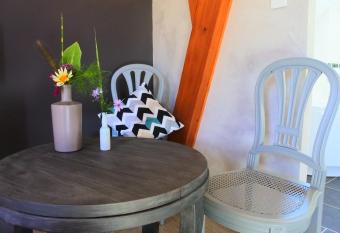 M  tairie du Villiers has rooms with a private hot tub