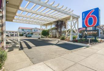 Motel 6 Fort Bragg has Smoking rooms