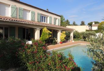 Villa des Cigales allows 18 year olds to book a room