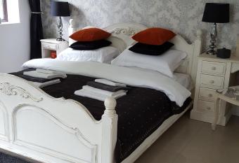 The White Dove Bed and Breakfast with Glamping Newark showground allows 18 year olds to book a room
