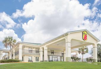 Super 8 by Wyndham Mobile has Smoking rooms