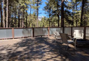 The Cozy Cottage has Balcony rooms