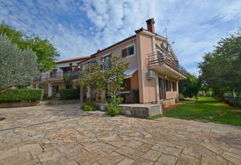 Apartments Josip has Balcony rooms