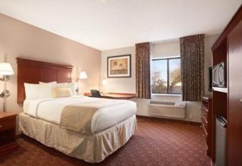 Baymont by Wyndham Sioux Falls Near West 41st Street has rooms with a private hot tub