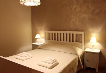 B&B Villa dei Cigni Reali has rooms with a private hot tub