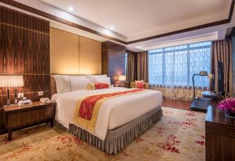 Asia International Hotel Guangdong has rooms with a private hot tub