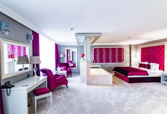 Phoenicia Grand Hotel has Balcony rooms