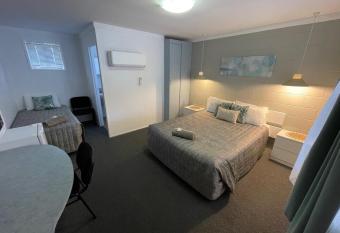 Hatton Vale Motel allows 18 year olds to book a room