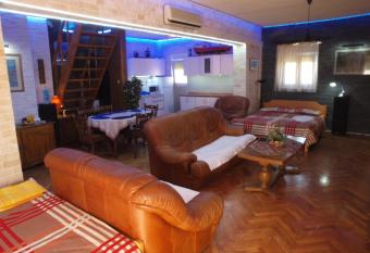 Apartments and bungalows Dalibor has rooms with a private hot tub