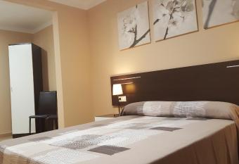 Pensi  n Avenida allows 18 year olds to book a room