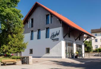 Hotel Holzscheiter allows 18 year olds to book a room