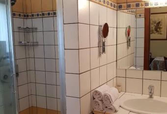 Pallas Casa has rooms with a private hot tub