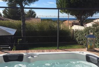 L ESCALE COTE BLEUE B&B AND Spa has rooms with a private hot tub