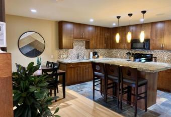 Luxurious Condo with Spa, Steam Room hosted by Fenwick Vacation Rentals has Balcony rooms