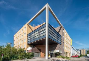 B&B HOTEL Grenoble Centre Verlaine allows 18 year olds to book a room