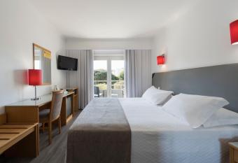 Varzinn Hotel allows 18 year olds to book a room