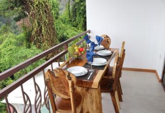 TAMA S HOLIDAY APARTMENT has Balcony rooms