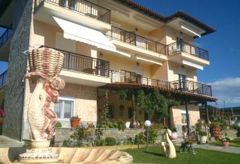 Sofia & Lakis House has Balcony rooms