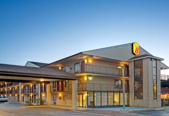 Super 8 by Wyndham Fredericksburg has Balcony rooms