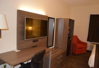 Super 8 by Wyndham Ambassador Bridge Windsor ON has rooms with a private hot tub