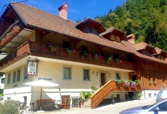 Rooms & Apartments Pr Matjon allows 18 year olds to book a room