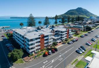 The Anchorage Apartments has Balcony rooms