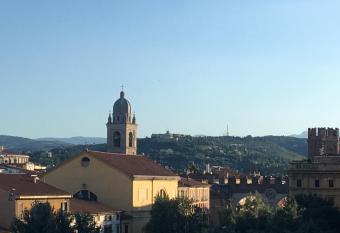 City Home has rooms with a private hot tub