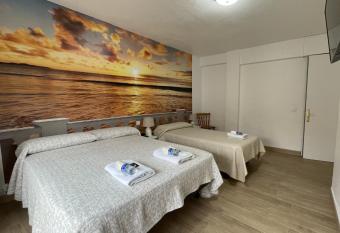 HOSTAL MONREAL has Balcony rooms