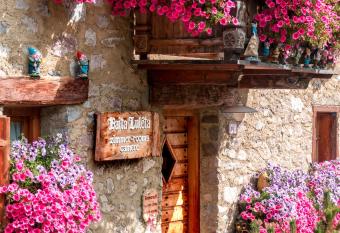 Baita Luleta has rooms with a private hot tub