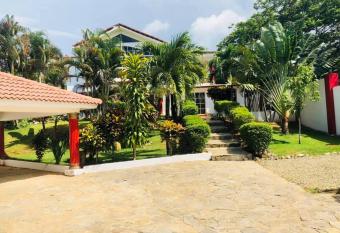 Villa Adictiva has rooms with a private hot tub