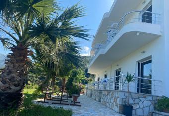 Hotel Mesun Himare has Balcony rooms