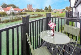 1 Bell Lodge, Thorpeness has Balcony rooms
