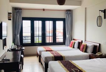 Sunshine Hoian Hotel has rooms with a private hot tub