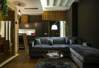 Little Dubai has rooms with a private hot tub