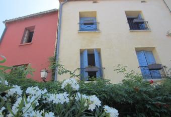 Au Remp Arts allows 18 year olds to book a room