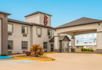 Red Roof Inn & Suites Lake Charles allows 18 year olds to book a room