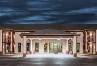 Super 8 by Wyndham Malvern has rooms with a private hot tub