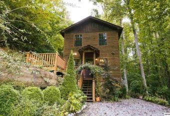 PERMANENT VACATION-Private Honeymoon Cabin with Hot Tub has Balcony rooms