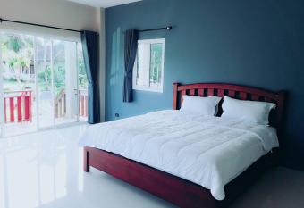 Lay Back Villa Banana with kitchen & high speed internet has rooms with a private hot tub