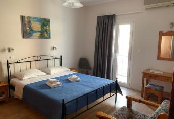 Agni has rooms with a private hot tub