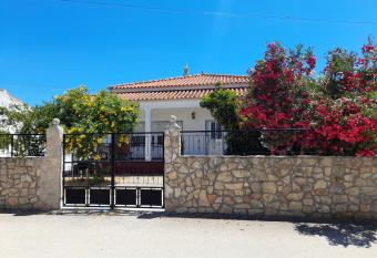 Ventura Family Holiday 15 min.Airport,Beaches. has Balcony rooms