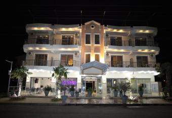 Kallisti has rooms with a private hot tub