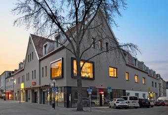 B&B Hotel Bayreuth allows 18 year olds to book a room