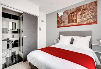 Paris Hotel allows 18 year olds to book a room